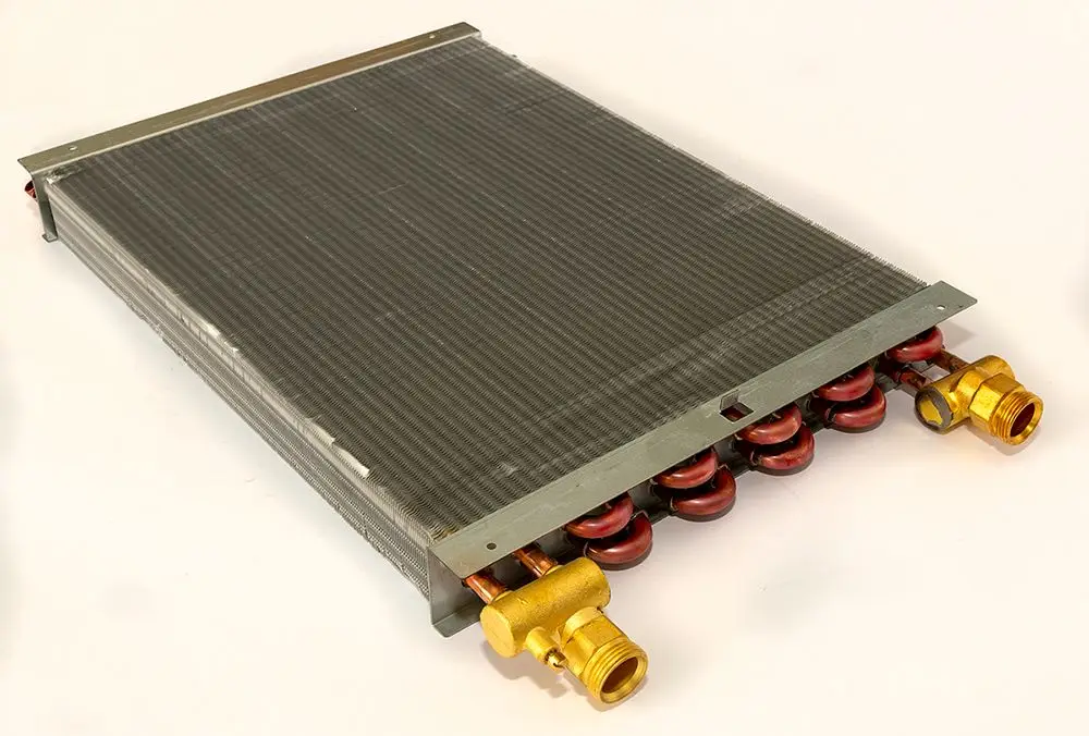 Wärmetauscher mit metallischen Rohren und finnenartiger Struktur, geeignet für DAIKIN-Systeme, zur Wärmeübertragung in Heizungsanwendungen.